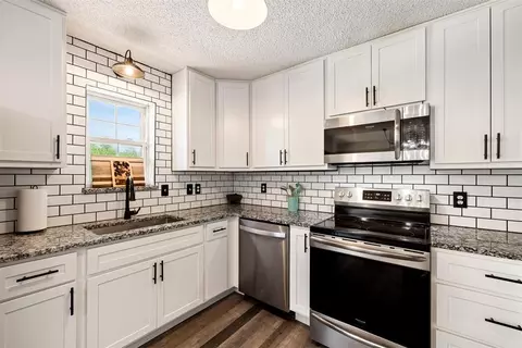 Kitchen - 16210 Blanton View Ave, Wayne, OK 73095 photo 3 of 4