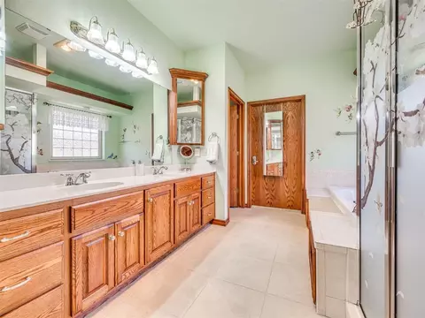 Bath - 1700 Eagle Dr, Edmond, OK 73034 photo 6 of 7