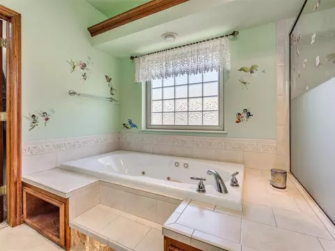 Bath - 1700 Eagle Dr, Edmond, OK 73034 photo 4 of 7