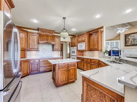 Kitchen - 1700 Eagle Dr, Edmond, OK 73034 photo 2 of 4