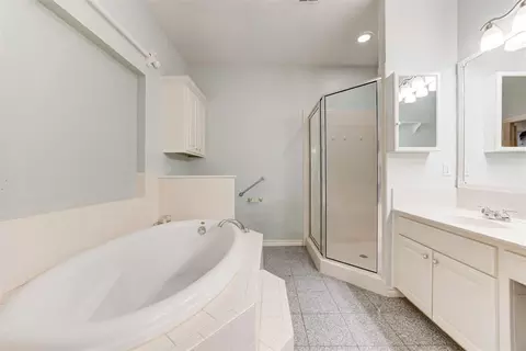 Bath - 1137 Pinehurst Dr, Norman, OK 73072 photo 2 of 5