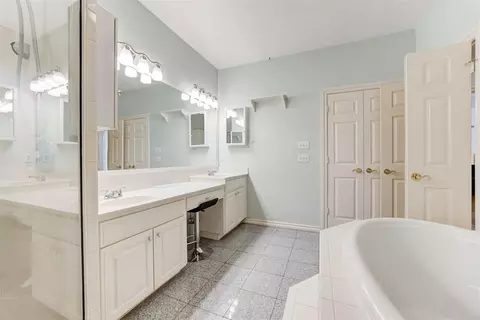 Bath - 1137 Pinehurst Dr, Norman, OK 73072 photo 4 of 5