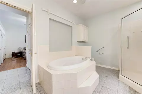 Bath - 1137 Pinehurst Dr, Norman, OK 73072 photo 3 of 5