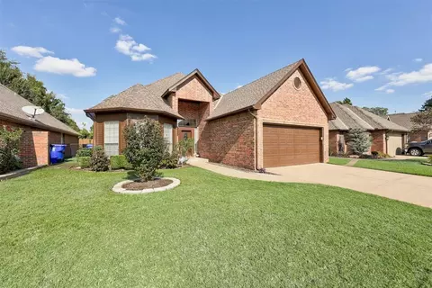 Exterior - 1137 Pinehurst Dr, Norman, OK 73072 photo 2 of 7