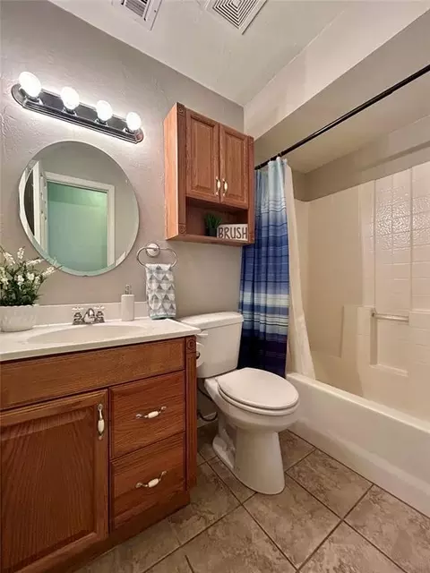 Bath - 623 W Morgan Dr, Guthrie, OK 73044 photo 2 of 2