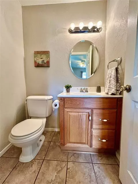 Bath - 623 W Morgan Dr, Guthrie, OK 73044 photo 1 of 2