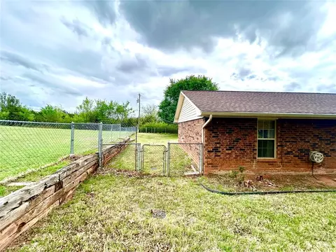 Exterior - 623 W Morgan Dr, Guthrie, OK 73044 photo 12 of 13