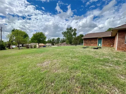 Exterior - 623 W Morgan Dr, Guthrie, OK 73044 photo 8 of 13