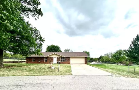 Exterior - 623 W Morgan Dr, Guthrie, OK 73044 photo 2 of 13