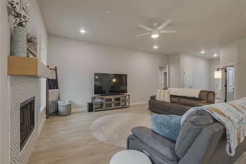 Living - 9500 Megans Way, Mcloud, OK 74851 photo 1 of 2