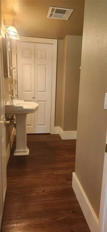 Entry Way - 514 N J St, Eufaula, OK 74432 photo 2 of 3