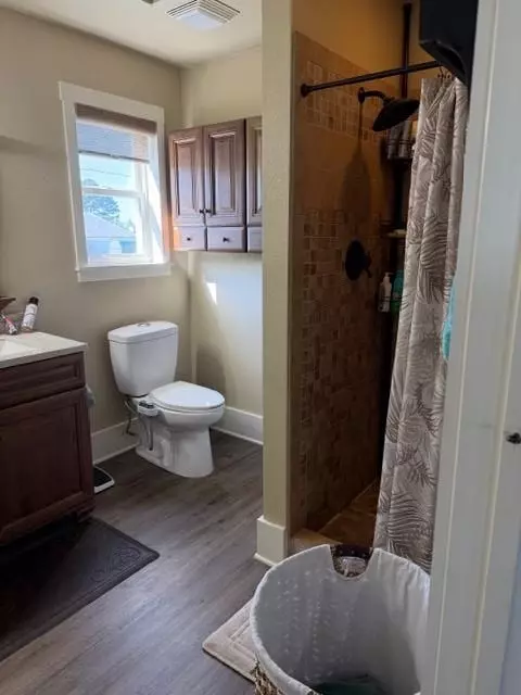Bath - 514 N J St, Eufaula, OK 74432 photo 2 of 6