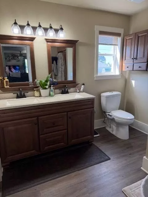 Bath - 514 N J St, Eufaula, OK 74432 photo 1 of 6
