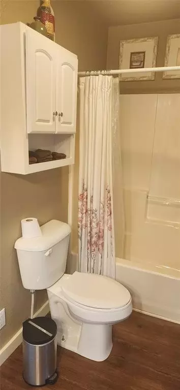 Bath - 514 N J St, Eufaula, OK 74432 photo 5 of 6