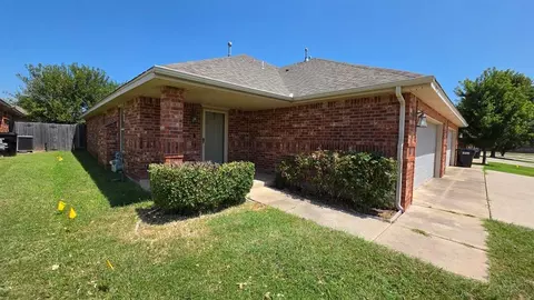 913 SW 37th St #915, Moore, OK 73160