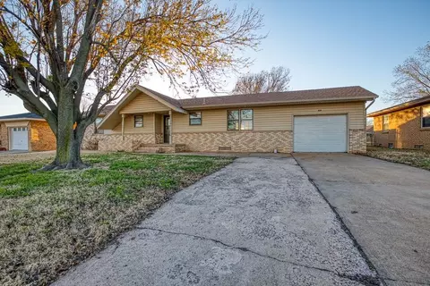 834 Mimosa Dr, Watonga, OK 73772