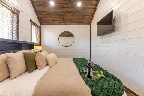 Bedroom - 870 W Eagle Mountain Trl, Broken Bow, OK 74728 photo 8 of 8