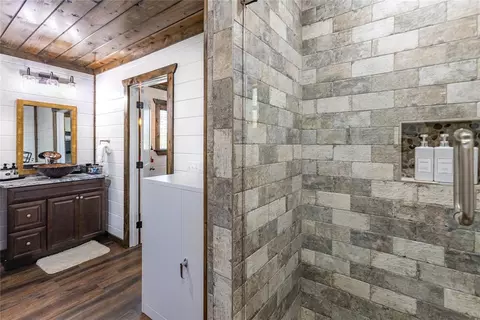 Bath - 870 W Eagle Mountain Trl, Broken Bow, OK 74728 photo 4 of 4