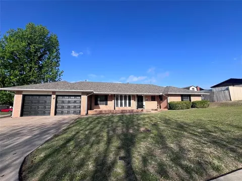 709 Glenmanor Dr, Midwest City, OK 73110