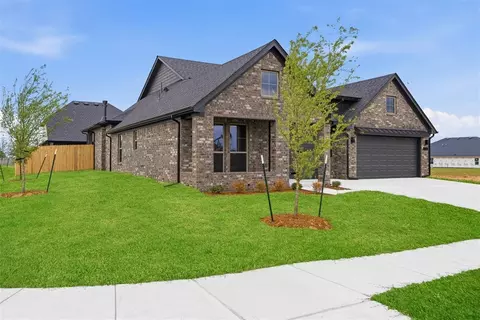 Exterior - 1400 SW 159th St, Moore, OK 73170 photo 3 of 5