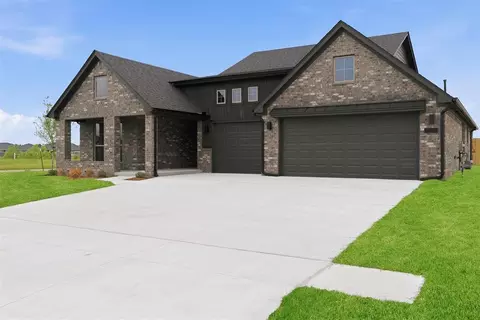 Exterior - 1400 SW 159th St, Moore, OK 73170 photo 2 of 5