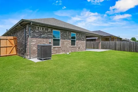 Exterior - 440 Compass Dr, Yukon, OK 73099 photo 3 of 3
