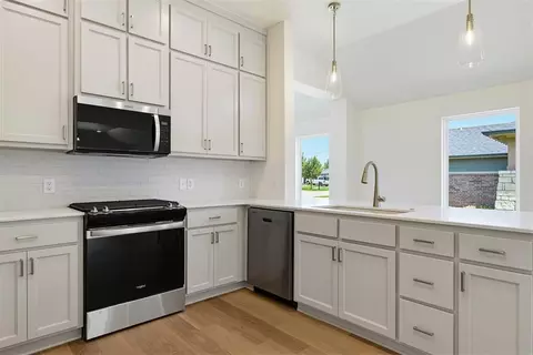 Kitchen - 440 Compass Dr, Yukon, OK 73099 photo 1 of 3