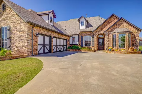 2433 SE 12th St, Moore, OK 73160