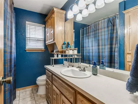 Bath - 1325 NW 9th St, Moore, OK 73170 photo 3 of 4