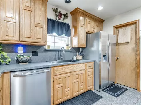 Kitchen - 1325 NW 9th St, Moore, OK 73170 photo 3 of 6