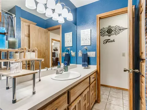 Bath - 1325 NW 9th St, Moore, OK 73170 photo 4 of 4