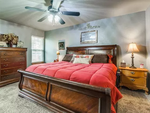 Bedroom - 1325 NW 9th St, Moore, OK 73170 photo 4 of 10