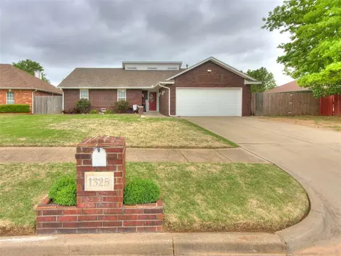 1325 NW 9th St, Moore, OK 73170