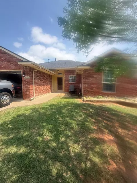 1800 Meadow Run Dr, Moore, OK 73160