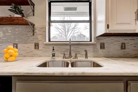 Kitchen - 3109 Eagle Crest Rd, Edmond, OK 73013 photo 2 of 4
