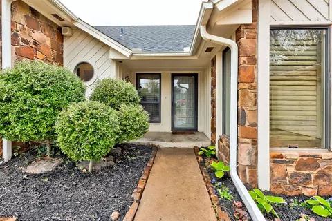 Exterior - 3109 Eagle Crest Rd, Edmond, OK 73013 photo 3 of 7