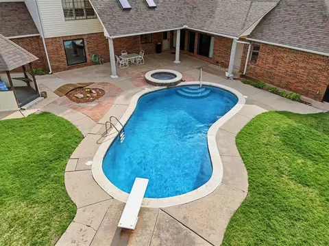 8204 Brownsville Ln, Bethany, OK 73008