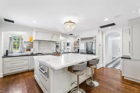 1609 Elmhurst Ave, Nichols Hills, OK 73120