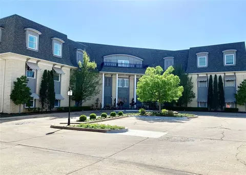 1114 Sherwood Ln #B-2, Nichols Hills, OK 73116