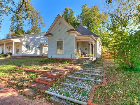 318 S 2nd St, Guthrie, OK 73044
