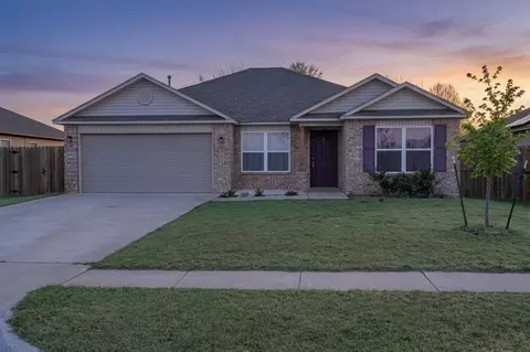 525 W Ava Dr, Mustang, OK 73064