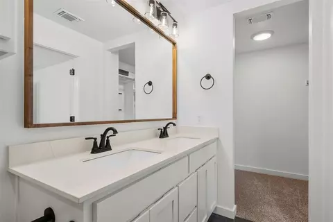 Bath - 3918 Eureka Dr, Norman, OK 73069 photo 3 of 3