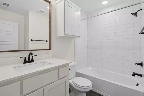 Bath - 3918 Eureka Dr, Norman, OK 73069 photo 1 of 3