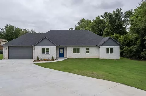 9717 NE 10th St, Midwest City, OK 73130