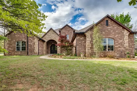 2082 Vaquero Ct, Edmond, OK 73034