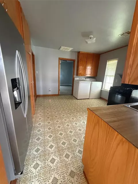 Kitchen - 916 E A St, Altus, OK 73521 photo 1 of 2