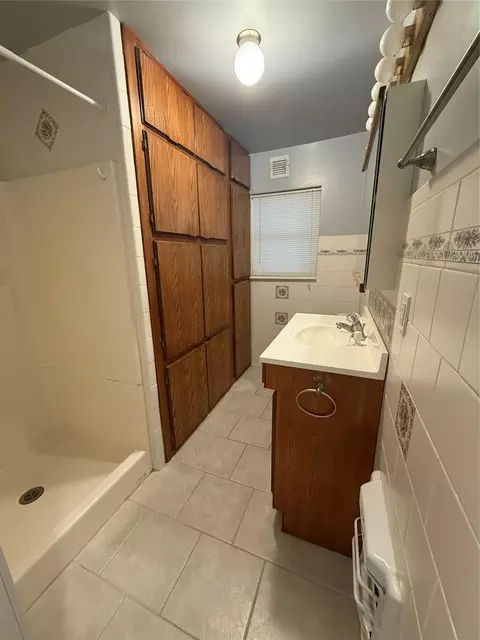Bath - 916 E A St, Altus, OK 73521 photo 1 of 1