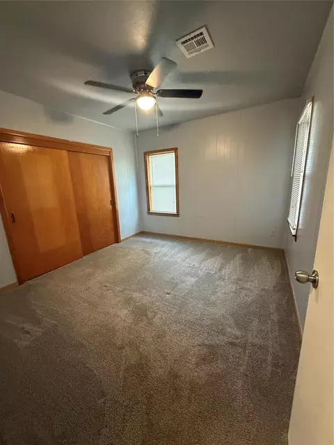 Bedroom - 916 E A St, Altus, OK 73521 photo 2 of 3