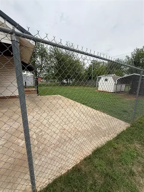 Exterior - 916 E A St, Altus, OK 73521 photo 2 of 4
