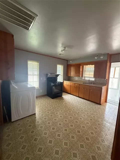 Kitchen - 916 E A St, Altus, OK 73521 photo 2 of 2
